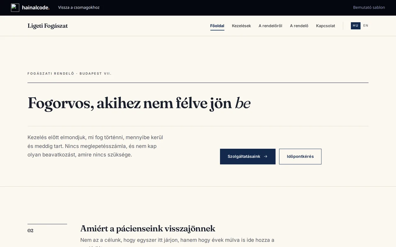 A letisztult sablon főoldala krémszínű háttérrel és sötétkék kiemelő színnel